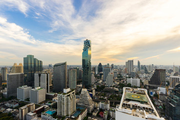 Fototapeta na wymiar beautiful sunset of the Metropolitan Bangkok City downtown cityscape urban skyline - Cityscape Bangkok city Thailand