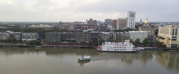 Obraz premium Ferry Boats Move Across the Savannah River from Downtown