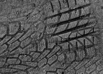 Reifenspuren im Asphalt