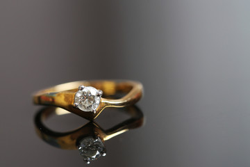 diamond on gold ring,Wedding ring