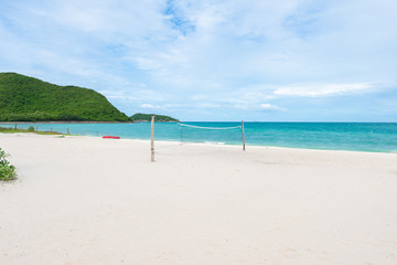 Obraz na płótnie Canvas White sand beach with blue sea on Koh Samaesarn.