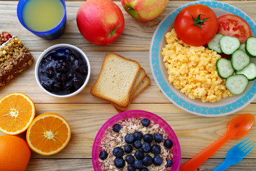 nutrizione sana prima colazione completa con uova cereali marmellata frutta e verdura