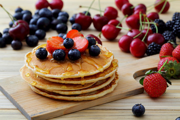 dessert pancake con fragole e frutti di bosco