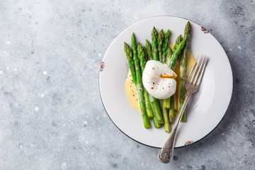 asparagus, poached egg and hollandaise sause