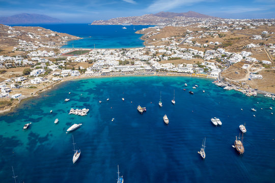 Luftaufnahme des popul&auml;ren Ornos Strandes auf Mykonos mit t&uuml;rkisem Meer und zahlreichen Yachten, Kykladen, Griechenland