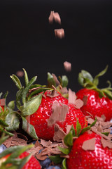 Erdbeeren mit Schokoraspeln