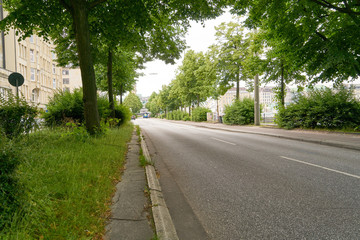 Leere Straße mit Bordstein am Straßenrand
