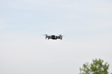 Eine Drohne im Anflug / Eine kleine fliegende Drohne mit Kamera macht Life Videos in der Luft