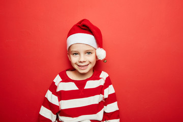 Lachendes Kind zu Weihnachten vor Wand