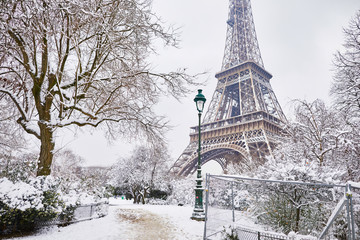 Scenic view to the Eiffel tower on a day with heavy snow - obrazy, fototapety, plakaty