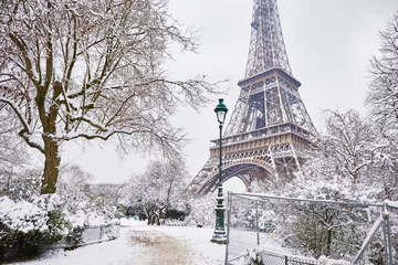 Schilderijen op glas Scenic view to the Eiffel tower on a day with heavy snow © Ekaterina Pokrovsky