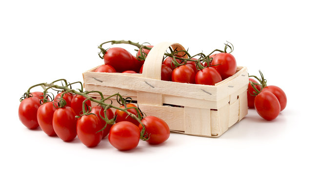 Bastkorb mit Cocktailtomaten