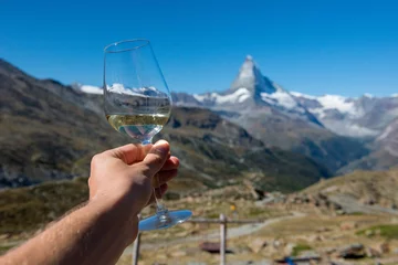 Crédence de cuisine en verre imprimé Cervin Hand mit Weissweinglas und Matterhorn