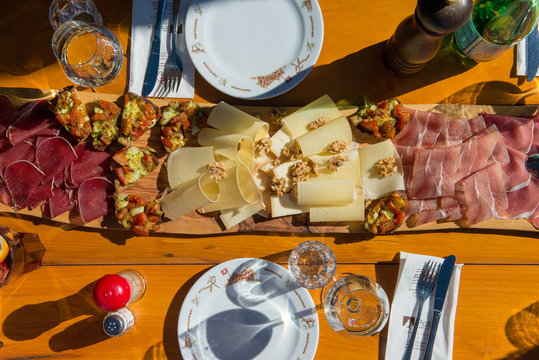 Walliser K&auml;se- und Trockenfleisch-Platte in Restaurant