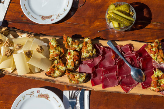 Walliser K&auml;se- und Trockenfleisch-Platte in Restaurant