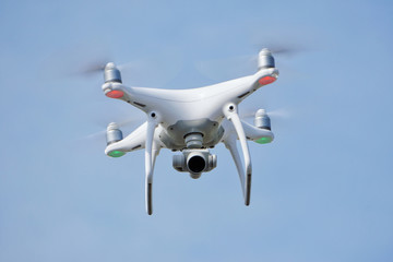 Dron con cámara blanco volando (congelamiento)