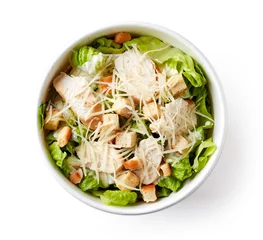 Foto auf Alu-Dibond Caesar-Salat in Schüssel zum Mitnehmen auf weißem Hintergrund  von oben © bigacis