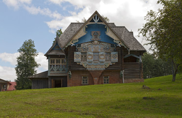 Talashkino: two-storey wooden Teremok