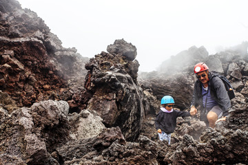 Padre e figlio in escursione sul vulcano Etna, Sicilia, Italy