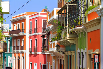 Belle rue animée traditionnelle typique à San Juan, Porto Rico