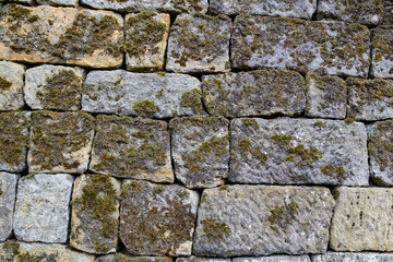 Naturstein Mauer mit Moos