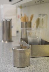 Medizinisches Zubehör auf einer Ablage in einem Krankenhaus