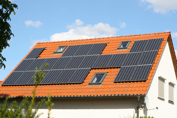 Energiewende, Erneuerbare Energien und Nachhaltigkeit, Solarstromaufdachanlage zur Gewinnung von...
