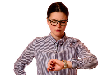 Junge Frau schaut auf die Uhr