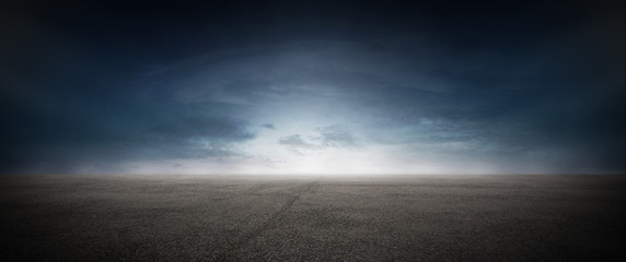 Asphalt Beton Strasse mit Wolken Himmel Horizont Panorama - obrazy, fototapety, plakaty