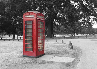 Fototapeta na wymiar red telephone box