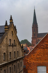 Fototapeta na wymiar Stadtansicht von Lüneburg in Niedersachsen mit historischen Dachgibeln und Kirche