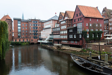 Fototapeta na wymiar Panorama Stadtansicht mit historischen Gebäuden und Wasser in Lüneburg