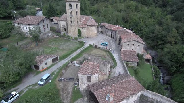 Beget desde el aire. Pueblo de Gerona en Cataluña, España. Drone 4k Video