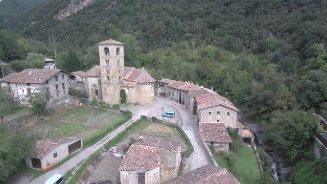 Beget desde el aire. Pueblo de Gerona en Cataluña, España. Drone 4k Video