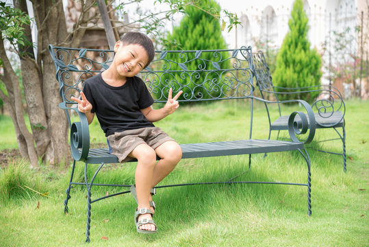 ベンチに座る男の子 Stock 写真 Adobe Stock ベンチに座る男の子 Stock 写真 Adobe Stock