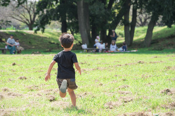 Fototapeta premium 公園で走る男の子