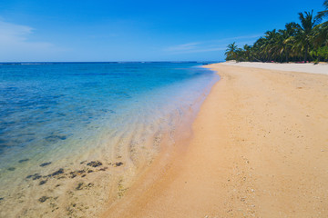 Plage de sable blanc Pasikuda Amaya et mer turquoise au Sri Lanka