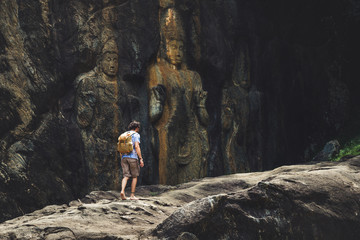 Homme voyageur au temple de Buduruvagala Statue en Pierre Sri Lanka
