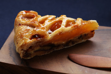 まな板にのせた アップルパイ フルーツケーキ