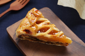 まな板にのせた アップルパイ フルーツケーキ