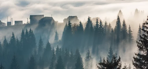 Crédence en verre imprimé Forêt dans le brouillard Village des Carpates d& 39 automne, Ukraine.