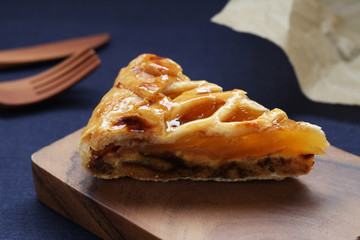 まな板にのせた アップルパイ フルーツケーキ