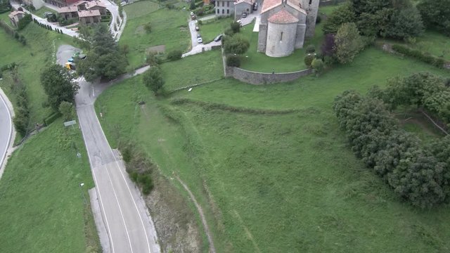 Mollo desde Drone. Pueblo con iglesia romanica en Gerona, Catalu&ntilde;a. Espa&ntilde;a - 4k Video