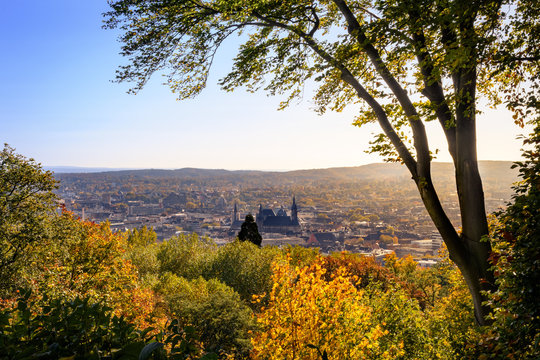 Blick auf Innenstadt von Aachen im Herbst bei Sonnenschein