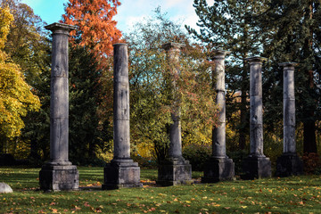 Alte S&auml;ulen zwischen B&auml;umen im Herbst