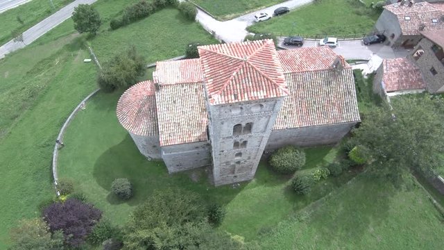Mollo desde Drone. Pueblo con iglesia romanica en Gerona, Catalu&ntilde;a. Espa&ntilde;a - 4k Video