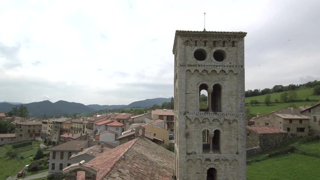 Mollo desde Drone. Pueblo con iglesia romanica en Gerona, Catalu&ntilde;a. Espa&ntilde;a - 4k Video