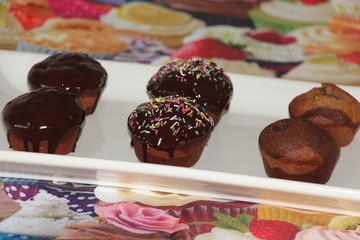 Cupcakes muffins chocolat vermicelles colorés