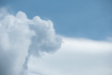 Wolkengebilde vor blauem Himmel