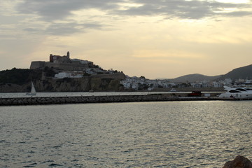 Fototapeta premium Sunset in marina botafoch, overlooking the old town of Dalt Vila